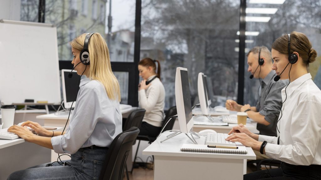 colegas-trabajando-juntos-oficina-call-center-scaled