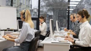 colegas-trabajando-juntos-oficina-call-center-scaled